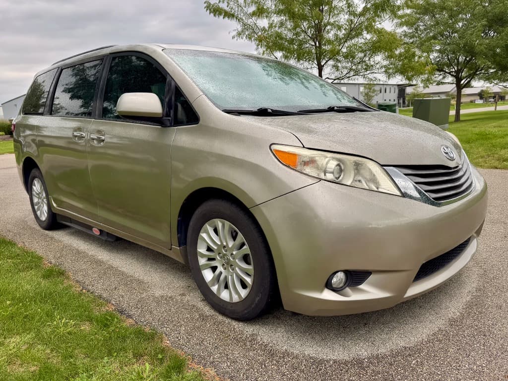 2015 Toyota Sienna XLE - Image 4