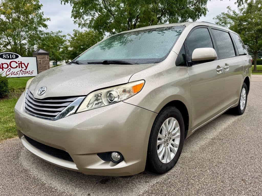 2015 Toyota Sienna XLE - Image 2