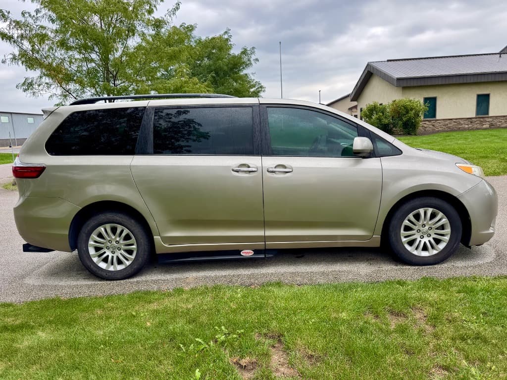 2015 Toyota Sienna XLE - Image 5