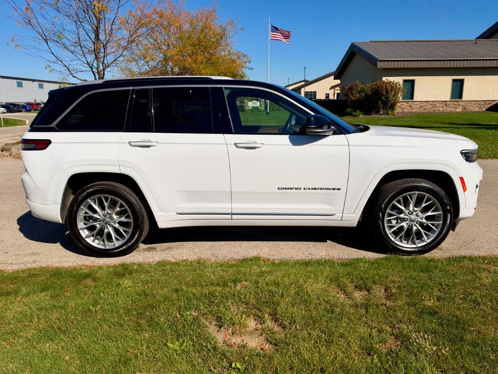 Photo 5 of 2023 Jeep Grand Cherokee Summit